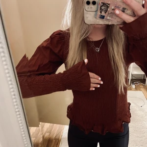 Blus - Superfin blus!! Säljer då jag inte tycker den kommer till användning🤎 