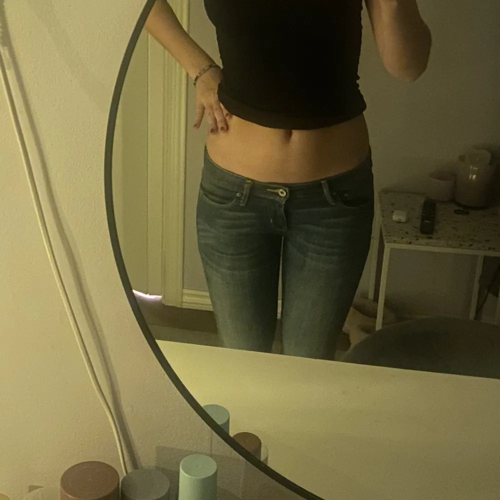 Säljer mina lågmidjade levis jeans som är uppklippta längst ned!💓 Är lite osäker på länden då det inte finns någon lapp! . Jeans & Byxor.