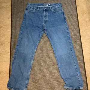 Säljer dessa helt oanvända jeans från weekday. Är i 10/10 skick. Ny pris 500. De är i storleken 33/32 och är space relaxed straight jeans. Kom för frågor och funderingar.