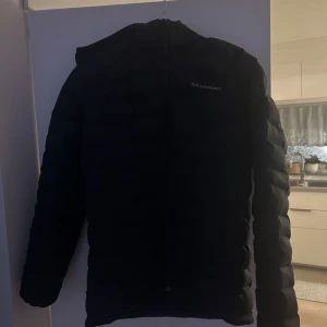 Peak jacka - Stelhet min peakperformec jacka då den inte passar mig , köpte den på länna sport för 2790 kr 