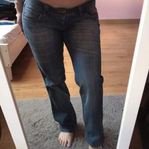 Jättefina lowwaist jeans som jag säljer pga för korta för mig som är 175 cm. Jättebra kvalitet. Storlek L men mer som en M (lånade bilder)💕