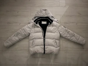 Calvin Klein puffer jacka - Nästan helt ny jacka inget som e sönder. Storlek L men passar M Ska köpa en annan jacka därför säljer jag den