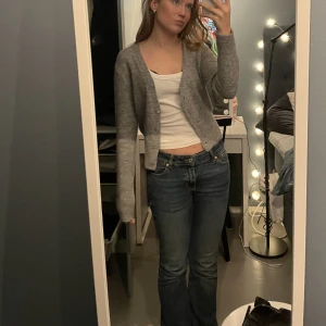 Grå zara kofta - Grå snygg kofta/cardigan från Zara💗Storlek Xs och nypris 299. FRI FRAKT IDAG!