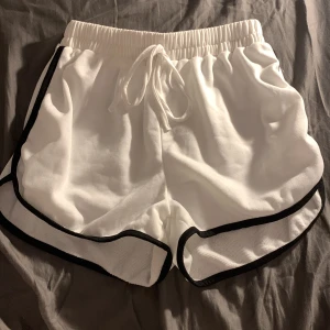 Shorts - Det är ett par vita shorts med blå kant jätte bekväma.  Anledningen att jag säljer är att de är alldeles för stora. Oanvända bara provade.
