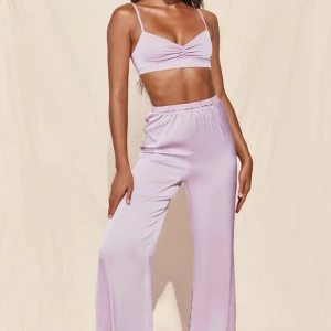 Oh Polly set XS - Helt ny, de kom utan lappar när jag beställde. Detta set är från deras women’s loungewear, byxorna är ”Lavender Oh Polly Wide Leg Satin Trousers” och toppen är ”famed ruched satin bralette in lavender”. Original pris: 699kr. Mer info i min bio😊
