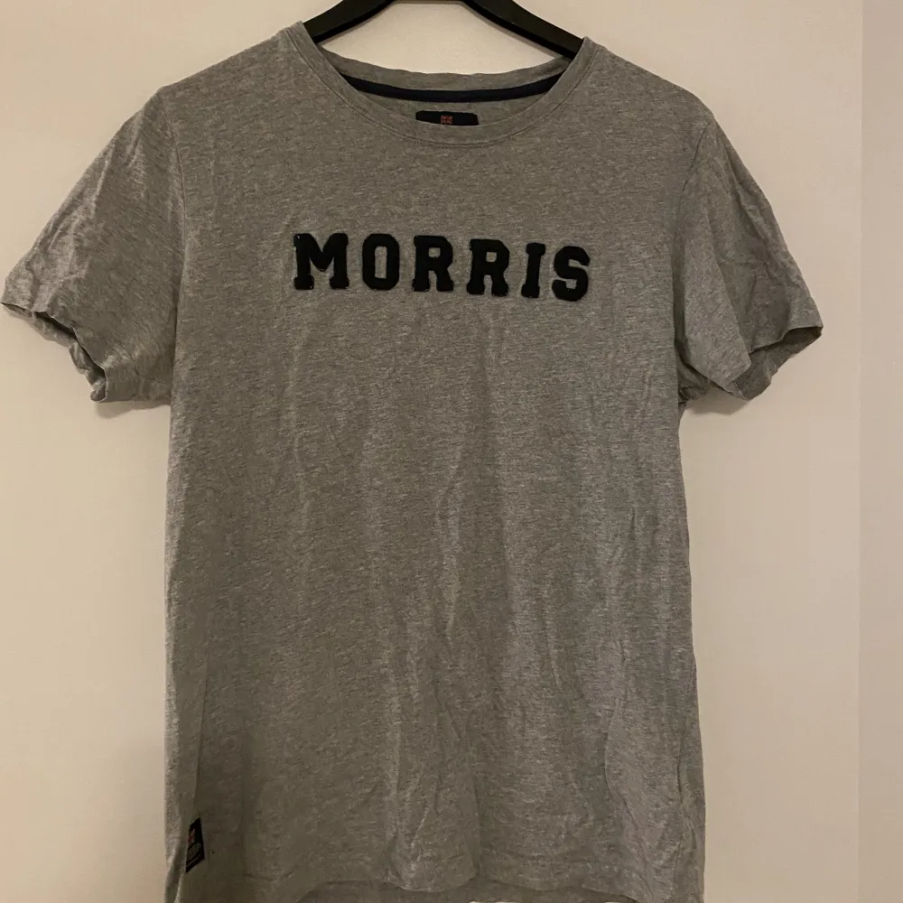 Grå T-shirt från Morris i storlek M. T-shirts.
