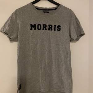 Grå T-shirt från Morris i storlek M