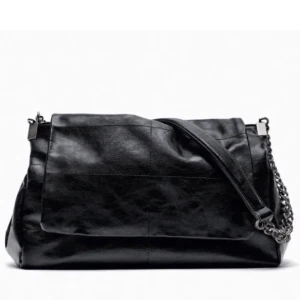 Svart väska  - Säljer denna bra och fina väskan som är köpt på zara för 399kr❤️väskan har bra förvaring så man får plats med rätt så mycket ändå❤️