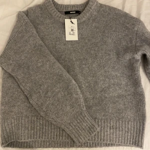 Stickad tröja  - Ny fin stickad tröja. Köpt för 399kr med prislapp kvar.💗