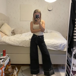 Vida jeans - Svarta typ helt oanvända vida jeans i väldigt bra skick. 