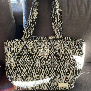 Odd Molly väska  - Jättefin odd Molly väska, stor och skön på axeln.