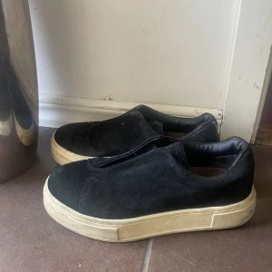 Svarta eytys - Säljer mina eytys i gott skick. Använda fåtal gånger och enbart en aning smutsiga på sulan.  Skickar gärna fler bilder vid önskan, Kram🩷