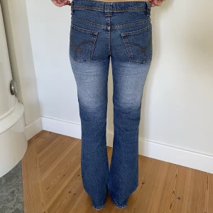 Lågmidjade jeans - Jeans nr: 9 💓 Midjemått (rätt över): 39 cm Innerbenslängd: 78 cm Lårmått (rätt över): 25 cm  Modellen på bilden är 170 cm  Köp gärna via ”KÖP NU” 💘 Skriv om ni har några frågor eller funderingar//Perfectjeans🫶🏽