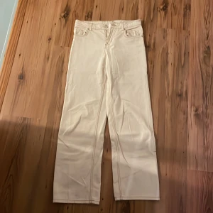 Jeans  - Beiga jeans från H&M 