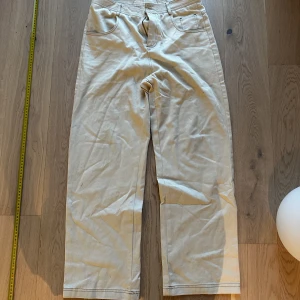 Beigea Highwsist byxor - Beiga byxor sitter highwaist. Storlek W30 L31. Lite små smutsfläckar som går bort vid tvätt