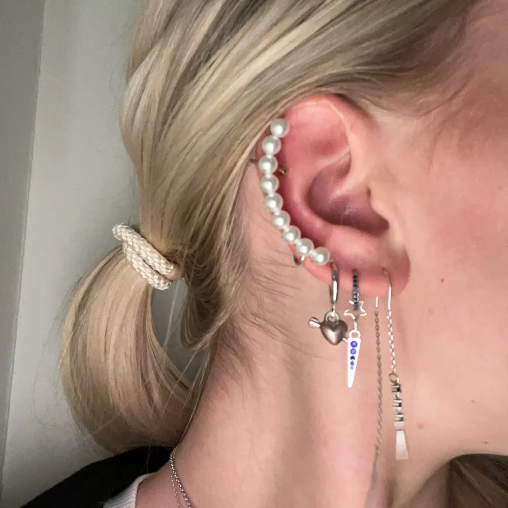 Earcuff örhänge som tyvärr ej kommer till användning ⭐️⭐️⭐️ endast provad!. Accessoarer.