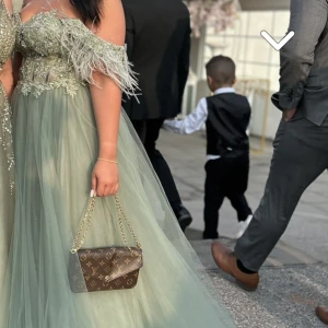 Festklänning - Säljer min fina klänning som jag använt endast en gång! Kemtvättad efter användningen. Köpt på sasha festklänningar! Pris går att diskutera vid snabaffär!