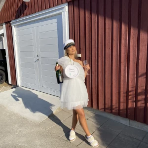 Klänning  - Säljer min studentklänning då den inte kommer till användning, använt endast på studenten 