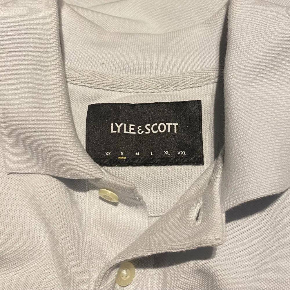 Oanvänd Lyle & skott piké i storlek S. T-shirts.