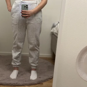 Mjukisbyxor/mjukisar - 🤍jättemysiga vita mjukisar från sasha (spanskt märke) 100% pokyester mjuka inuti & storlek xs/(s)🤍 Mycket bra skick, knappt använd