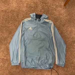 Adidas Windbreaker - Hyfsat ny ljusblå adidas windbreaker! Cond: 9/10 Size: L pris: 350kr