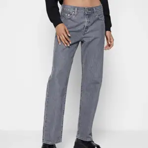 Säljer dessa Levis jeansen i gray stonewash i storlek 23x30. Jeansen är i modellen 90’s straight leg. Bra skick!! Säljs då de inte kommer till användning. (Inte mina bilder)   Nypris 1095kr Mitt pris 400kr + frakt 