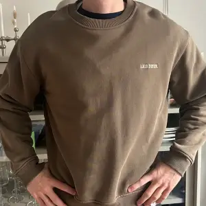 Oversized snygg sweatshirt, endast använd 1 gång!  Nypris: 1299kr