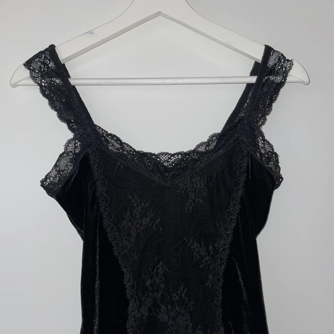 Sammetslinne i spets från Killstar - 90