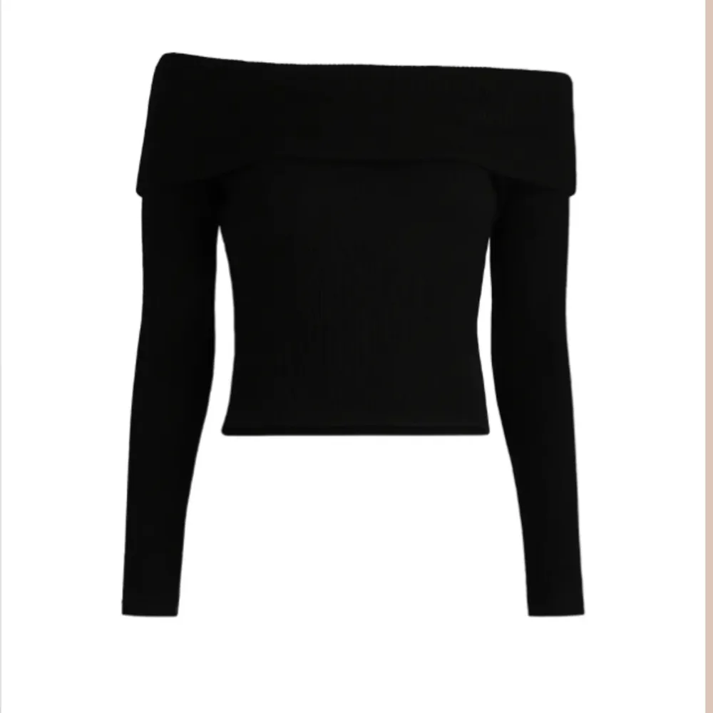 Storlek-xs  Fin svart offshoulder tröja från ginatricot💕 Använd fåtal gånger men inga skador på tröjan. Om du har några frågor är jag här för att hjälpa till. Skriv bara vad du undrar om! 😊. Tröjor & Koftor.
