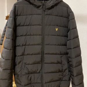 Lyle & Scott jacka  - Jättefint skick, endast använd några månader. Storlek XL