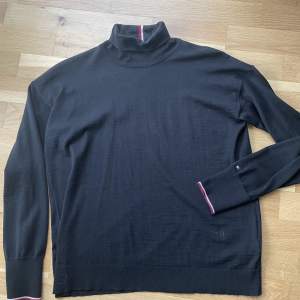 Säljer denna finstickade Tommy hilfiger tröjan (äkta) i storlek M. Fint skick, endast använda några enstaka gånger. 