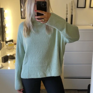 Stickad tröja  - Supermysig stickad tröja från gina. Använd men förutom lite nopprig är den i bra skick! Storlek L men sitter som S. Bara att skriva vid funderingar! 💓💓 