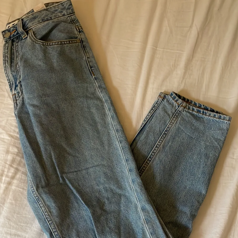 Raka Jeans från /stay carlings, midwaist , strl XS . Jeans & Byxor.