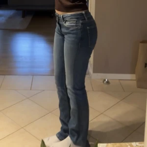 Lågmidjade jeans  - Lågmidjade jeans från zara, säljer pga de ej kmr till använding men assnygga och utsålda☺️jättebra skick