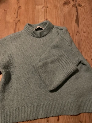 Stickad tröja från Zara🩵 - Säljer denna mysiga ljusblåa sitckade tröjan från Zara. Den är i fint skick och knappt använd.🩵
