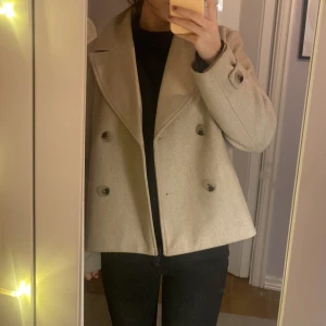 Beage kappa  - Säljer min ganska nya kappa, använd fåtal gånger! Perfekt nu till hösten💞köpt för 500