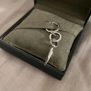 Chaos Queen earing  - Byter gärna detta örhänge mot ett annat maria smycke, eller ev säljer det! Jätte fint skick ❤️