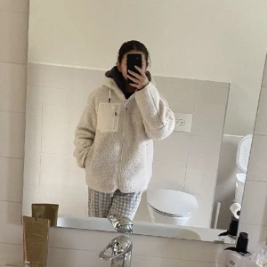 Teddyjacka - Säljer denna asmysiga teddyjackan då den jag tycker den är förstor på mig. Nyskick använd ca 5-10 gånger