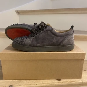 Christian Louboutin Skor  - Säljer mina Christian Louboutin skor då de ej kommer till användning något mer. Köpta på Myntheresa för ungefär 9300kr. Knappast använda så skick 9/10. Har kvitto, box, dustbag, extra snören med mera. Skriv vid minsta fråga. Pris kan diskuteras.