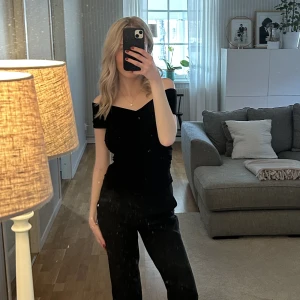 Festtopp ifrån Gina! - Säljer min svarta, lite mer festliga topp. I storlek XS skulle säga att den passar en S lika bra. Använd 1 gång på valborg i år och köpt för 280 säljer för 100+frakt! 💕