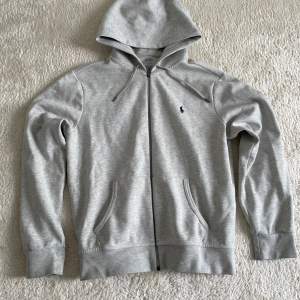 Hej, här är din chans att få tag i en stilren och populär grå polo hoodie – endast 800 kr! Köptes från Zalando för 1800 kr för bara en månad sedan. Gör ett klipp nu!