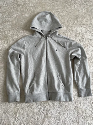 Polo hoodie zip - Hej, här är din chans att få tag i en stilren och populär grå polo hoodie – endast 800 kr! Köptes från Zalando för 1800 kr för bara en månad sedan. Gör ett klipp nu!