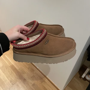 Uggs tazz  - Uggs tazz i storlek 37, köptes iår. Fint skick.