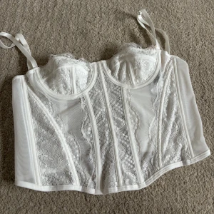Korsett topp - Laddar upp denna igen pga oseriös köpare. Säljer denna vita spets korsett från shein. Superfin och väldigt lik den populära från Urban outfitters! Är i storlek xs, 34. 