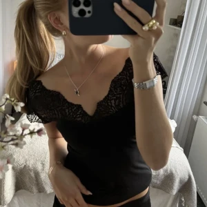 Svart topp - Jätte söt svart topp med spets , i ett mjukt stretchigt material ❤️