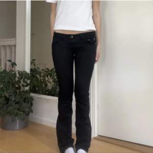Snygga svarat lågmidjade jeans. Midjemåttet är ca 70 cm med dem är väldigt stretchiga och i på jeansen står det w 28. Inebenslängden är 81 cm. Skriv vid frågor😃