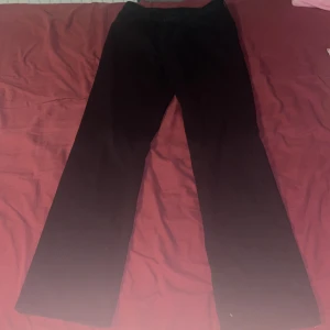 Levis jeans - Ett par svarta vintage Levis jeans! Använt dessa jeans två gånger men växte snabbt ur dom.   Passformen är straight leg. Inte för baggy och inte för tajta helt perfekt.