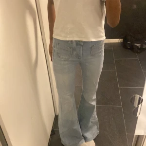  Ljusblåa jeans🙌 - Säljer dessa ursnygga ljusblåa jeans! Skitsnygga fickor både fram och bak, säljer då jeansen inte kommit till använding❣️ 