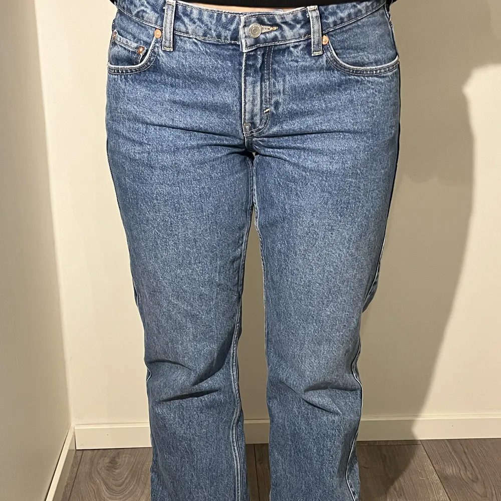 Säljer ett par arrow jeans från weekday. Inte exakt samma färg som på första (den exakta färgen är slutsåld på hemsidan). Storlek 29/32 och sitter bra på mig som brukar ha storlek 38. Jag är 170 cm lång. Inga tecken på användning🫶🏻🫶🏻🫶🏻. Jeans & Byxor.