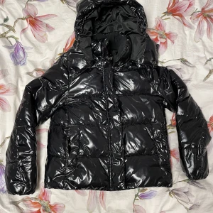 Calvin Klein vinterjacka - En sjukt snygg calvin klein jacka inför vintern med storlek S. Inga märkbara defekter, riktigt skön och varm. Hör av dig vid frågor 🤙